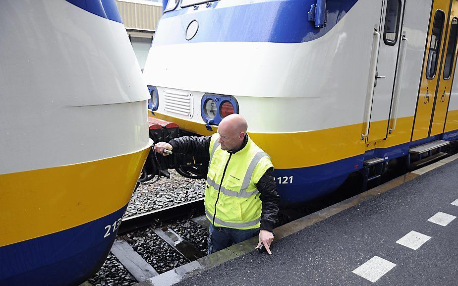 Een Sprinter uit Alpen aan de Rijn schoof tegen een Sprinter die klaar stond voor vertrek naar Gouda.  Foto ANP