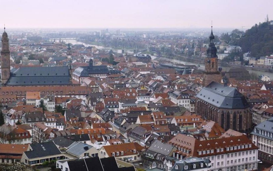 Heidelberg, met rechts de Heiliggeistkirche. Hier preekte Zacharias Ursinus voor het eerst uit ‘zijn’ catechismus. beeld Kurpfälzisches Museum