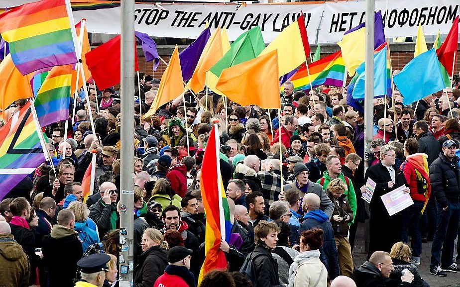 Een paar duizend mensen demonstreren maandagavond tegen de Russische antihomowet bij het Scheepvaartmuseum in Amsterdam. Foto ANP