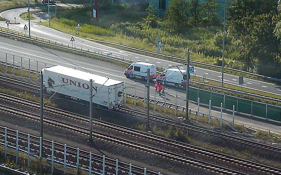 Vrachtwagen op het spoor langs de A4 richting Amsterdam bij Sloten. De truck schoot door de vangrail na een ongeluk met een andere vrachtwagen en een personenauto. Foto ANP