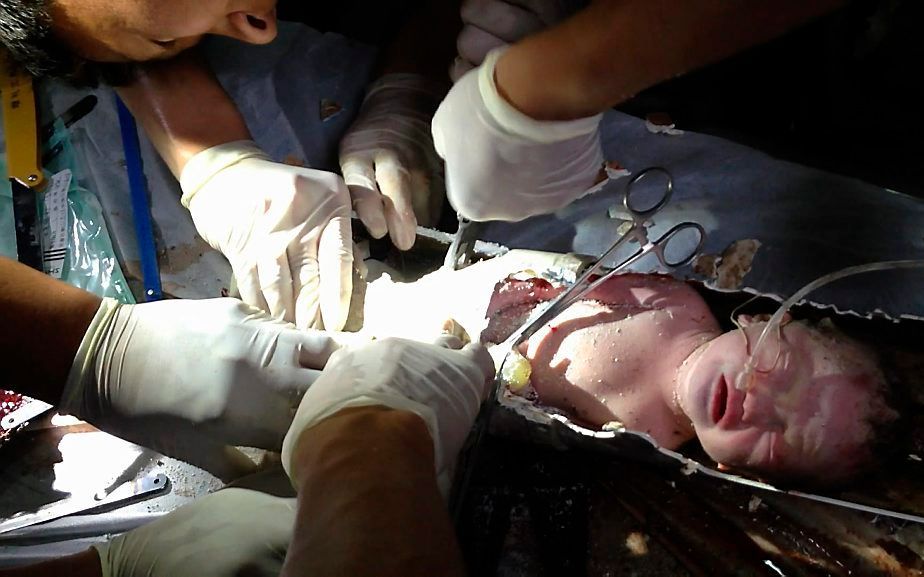 PEKING. Een baby is zojuist gevonden in een riool in China omdat het illegaal geboren was. beeld Reuters