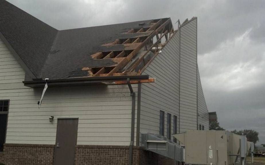 CORSICA. Storm en hevige hagelbuien hebben zaterdag schade veroorzaakt aan het kerkgebouw van de gereformeerde gemeente in het Amerikaanse Corsica. Ook een groot aantal huizen liep schade op, en de oogst op het land werd beschadigd en hier en daar verniet