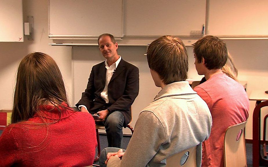 Een gastspreker gaat tijdens een les op een school voor voortgezet onderwijs met leerlingen in gesprek over homoseksualiteit. Foto RD