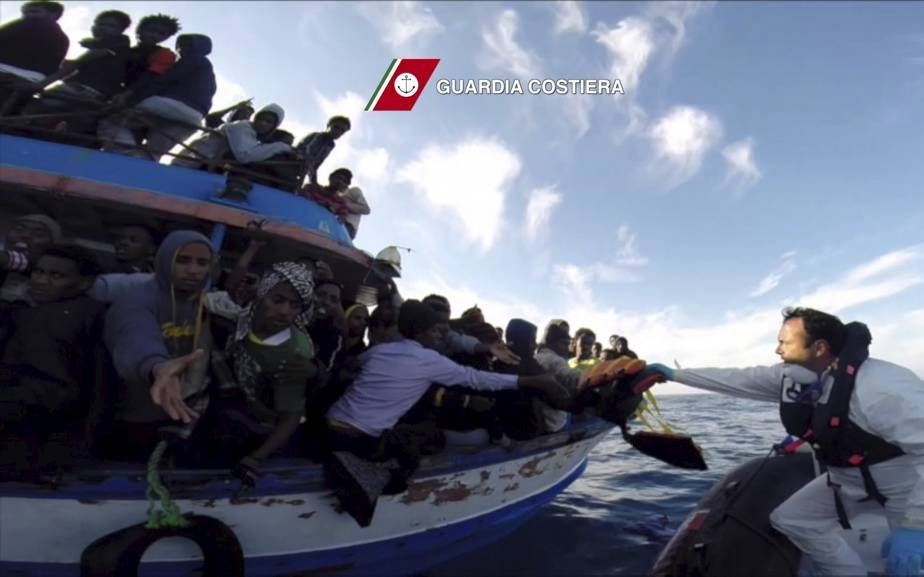 De Italiaanse kustwacht is niet in staat wankele boten met migranten tegen te houden of te redden. In Europa klinkt de roep om (net als Australië) de boten terug te sturen.  beeld AFP