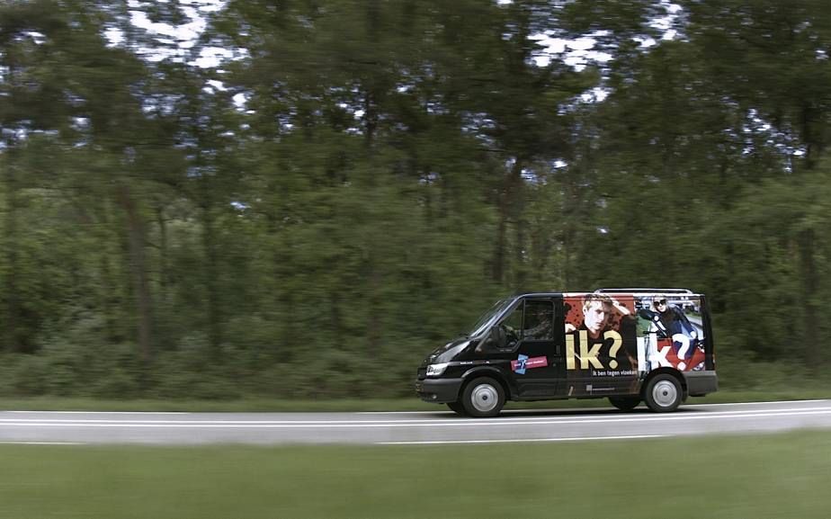 De Bond tegen vloeken voert sinds 2010 een nieuwe strategie. De organisatie verbreedt zijn doelstelling naar het bevorderen van respectvol taalgebruik en trekt met een bus het land in om het gesprek daarover aan te gaan. beeld Doceyefilm