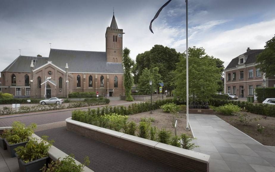 HUIZEN. De hervormde Oude Kerk is aan verschillende kanten uitgebouwd, maar van de 1200 zitplaatsen zijn er nu op een zondagmorgen maar een paar honderd gevuld. beeld Sjaak Verboom