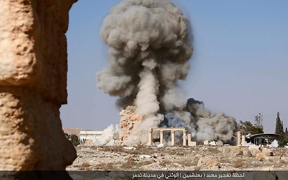 Foto vrijgegeven door IS, waarop te zien is dat IS tempels in Palmyra opblaast. Beeld AFP