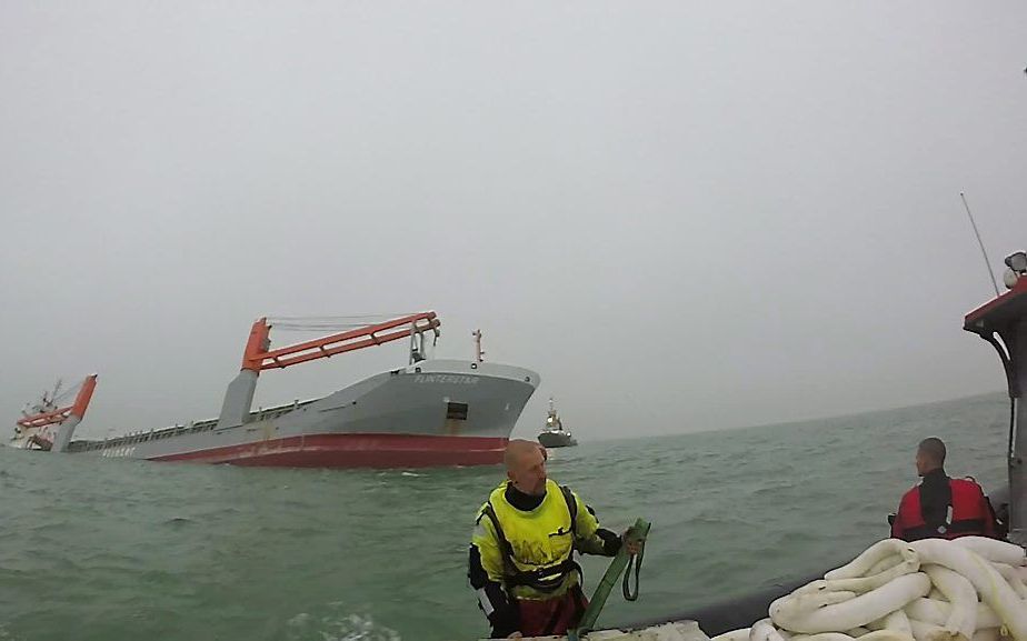 Twee olievlekken uit het gezonken vrachtschip Flinterstar drijven naar Nederlandse wateren.  beeld ANP