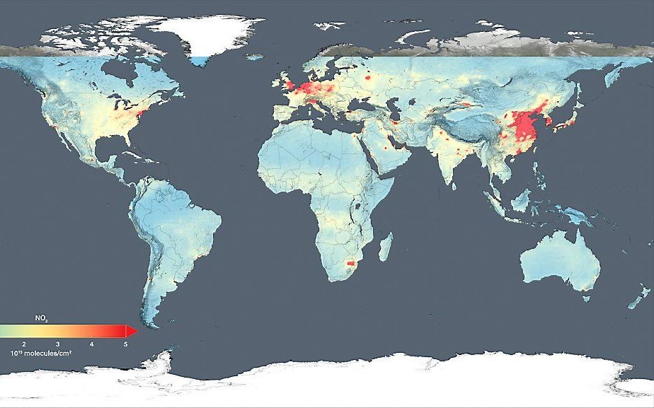 Gehalte van stikstofdioxide in de atmosfeer, gemiddelde in 2014. beeld NASA