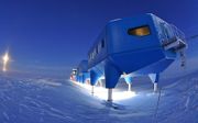 Het Halley VI onderzoeksstation in Oost-Antarctica wordt bedreigd door twee diepe scheuren in het ijs. beeld British Antarctic Survey