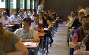 Vmbo'ers van het Van Lodenstein College in Hoevelaken maken het eindexamen Nederlands. beeld Klomp Creative