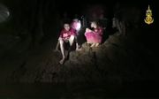 De twaalf kinderen en hun trainer werden maandag levend gevonden in een Thaise grot. beeld AFP Photo /Royal Thai Navy