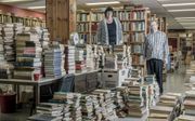 VLAARDINGEN. Antiquaar Henk Müller in de kelderetage van een kantoorpand waar ruim 1 miljoen boeken zijn opgeslagen. beeld Sjaak Verboom