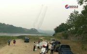 Bijbels voor Noord-Korea worden opgelaten aan ballonnen om de zwaarbewaakte grenzen te ontlopen. Beeld YouTube/Seoul USA