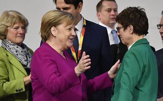 Merkel (l.) met de nieuwe CDU-voorzitter Kramp-Karrenbauer. beeld AFP, John MacDougall