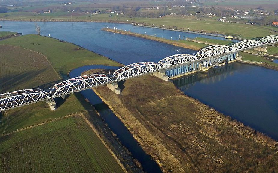 „Laat ‘Genua’ een baken in zee zijn. Bezuinig niet op onderhoud van infrastructuur. Ook niet in bruggenrijk Nederland.” beeld ANP, Peter Bakker