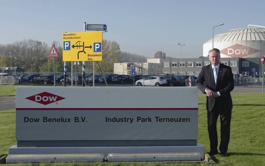 Arnd Thomas, algemeen directeur van Dow Benelux, op het terrein van Dow in Terneuzen. Rechts op de achtergrond het veiligheidscentrum dat koning Willem-Alexander morgen in gebruik neemt. beeld Jan Dirk van Scheyen