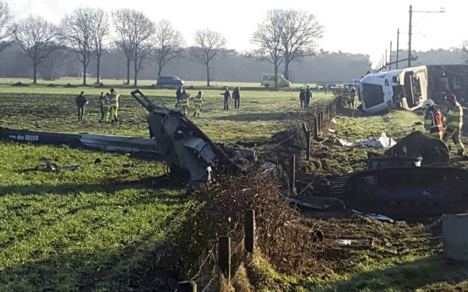 Een hoogwerker op het spoor (voorgrond, in twee stukken) was de oorzaak van een treinongeval bij Dalfsen, dinsdag. De machinist van de trein kwam daarbij om het leven. beeld ANP