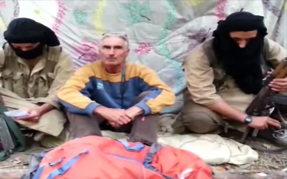 Gourdel tussen jihadisten in een video van 22 september. Beeld AFP