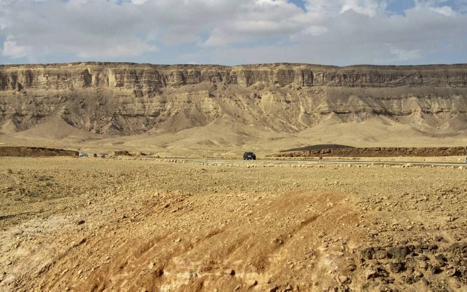 MITZPE RAMON. Snelweg 40 doorsnijdt de Ramonkrater in de Negevwoestijn. Israël voerde hier de afgelopen vijftien jaar een omvangrijk project op het gebied van landschapsrestauratie uit. Het gebied is inmiddels vrijwel volledig beschermd. beeld Alfred Mull