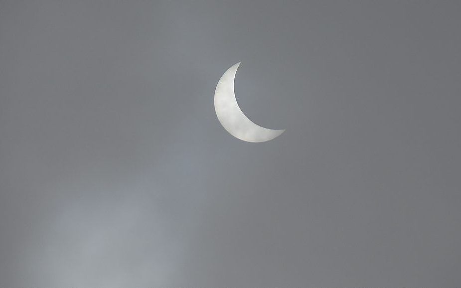 Bij Space Expo in Noordwijk was om 10.18 uur de zonsverduistering even door de wolken heen te zien. Beeld RD