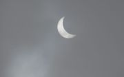 Bij Space Expo in Noordwijk was om 10.18 uur de zonsverduistering even door de wolken heen te zien. Beeld RD