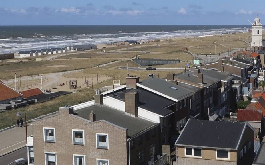 Zicht op de kuststrook vanuit de Katwijkse vuurtoren, in 1938, 1945 en 2017. beeld J.J. Vingerling