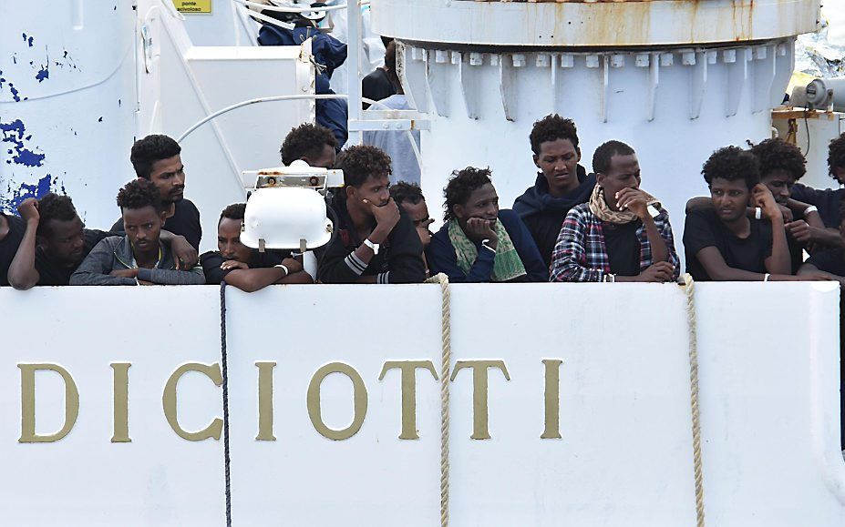 Migranten wachten tot ze van boord mogen. beeld  EPA/ORIETTA SCARDINO