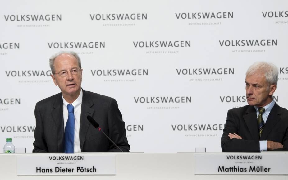 WOLFSBURG. Hans Dieter Pötsch, voorzitter van de Raad van toezicht en VW-CEO Matthias Müller donderdag tijdens de persconferentie. beeld EPA