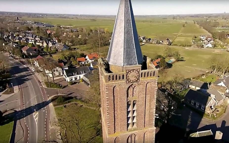 AMERSFOORT. Kerken zijn geliefde objecten voor opnamen bij dronevliegers. Foto: een dronefoto van de Oude Kerk in Soest. beeld YouTube, Jan Drone