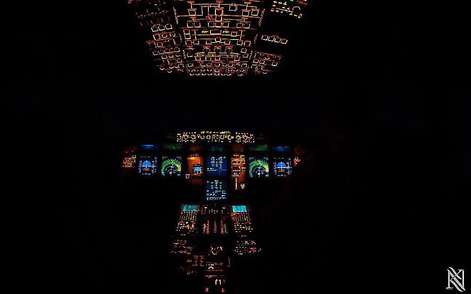 Cockpit bij nacht. Foto Karim Nafatni