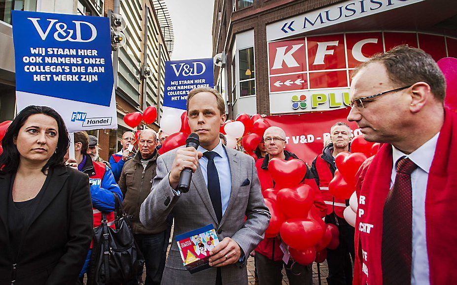 Sanne Oosterhoff (R), directeur Operations Vroom en Dreesman spreekt de actievoerders en medewerkers van V&D toe voor het filiaal van de warenhuisketen in Arnhem. De vakbonden en medewerkers eisen dat het loonoffer van de baan gaat. Links Lidy van Hout, H