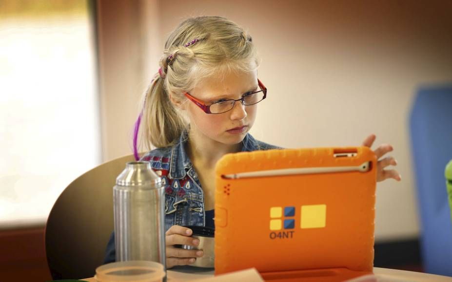 Kinderen die langdurig binnen zitten achter computer, tablet, tv of boek, worden sneller bijziend dan anderen. beeld ANP