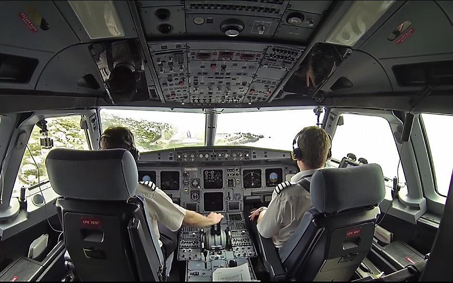 Landing op het vliegveld van Madeira. beeld uit video YouTube