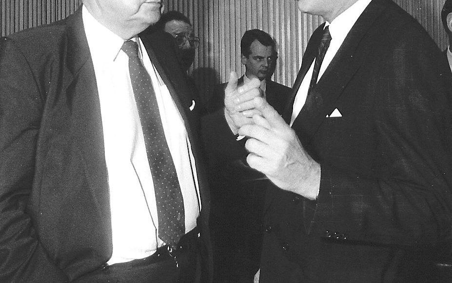 Genscher (L) en de Nederlandse minister Van den Broek van Buitenlandse Zaken in 1988. beeld ANP