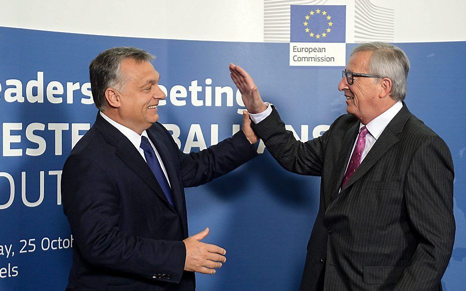 Orban (l.) en Juncker in 2015. beeld EPA