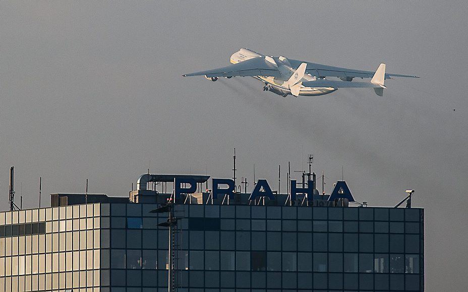 Donderdagochtend vertrok de Oekraïense Antonov An-225  weer uit Praag, gadegeslagen door vele vliegtuigspotters. beeld EPA