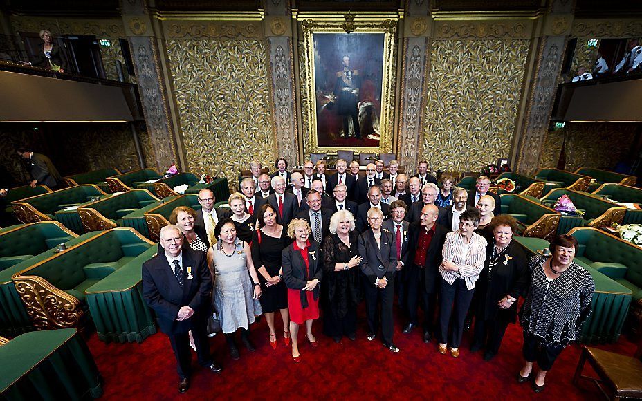 De 39 scheidende senatoren gingen dinsdag, op hun laatste vergaderdag, met elkaar op de foto. Niet eerder vertrokken na een verkiezing zo veel Eerste Kamerleden tegelijk. Na de verkiezingen van 2007 vertrokken er 37, na die van 2003 36. Foto ANP