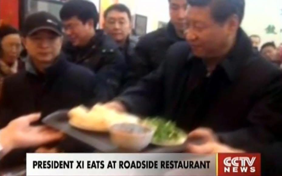 De Chinese president Xi Jinping is zaterdag een hapje gaan eten in een broodjeszaak. beeld YouTube