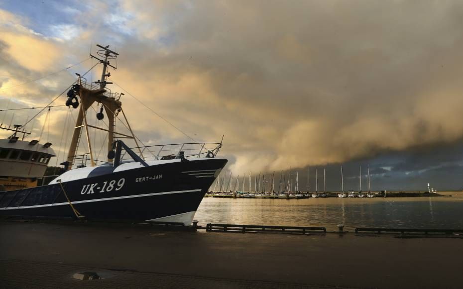 URK. De Britse regering neemt met het opzeggen van een oud visserijverdrag een voorschot op de situatie na het vertrek van het Verenigd Koninkrijk uit de Europese Unie in 2019. Foto: de UK 189 uit Urk is een van Nederlandse kotters die op de Noordzee op s