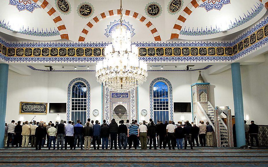 Bezoekers van de Mevlanamoskee in Rotterdam tijdens het avondgebed aan het begin van de Ramadan.  beeld ANP