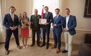 Generaal Tom Middendorp heeft dinsdag de Oranje Bovenprijs van SGP-jongeren gekregen. beeld Ministerie van Defensie