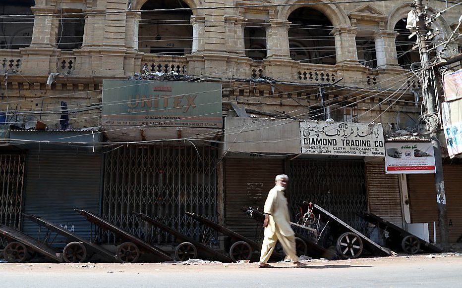 Een verlaten markt in Pakistan donderdag. Allerlei openbare activiteiten in het land zijn donderdag stilgelegd na de vrijspraak van Asia Bibi. beeld EPA, Rehan Khan