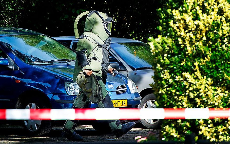 Iemand van de Explosieven Opruimingsdienst. Foto ANP