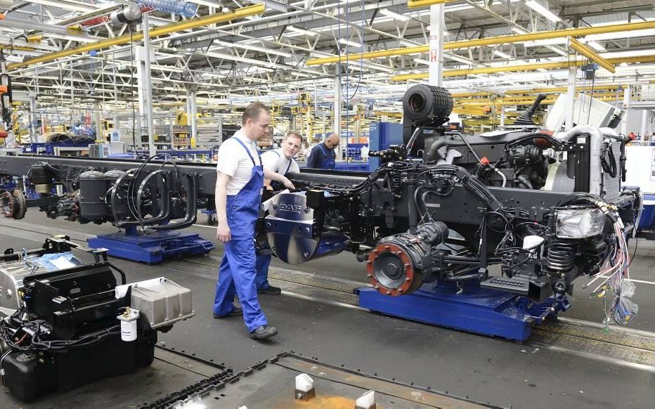 De assemblagelijn van DAF Trucks in Eindhoven. De nieuwste vrachtwagens voldoen aan de vanaf 2014 verscherpte Europese emissie-eisen. beeld ANP