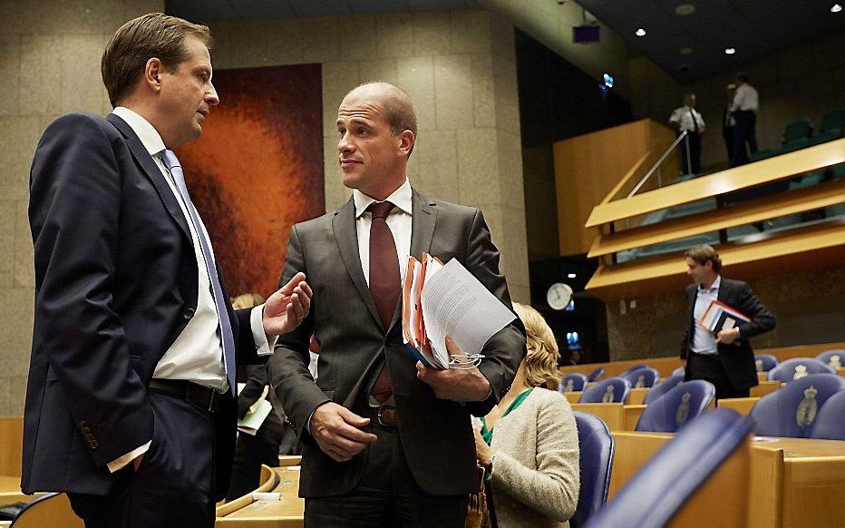 PvdA-leider Samsom (R) en Pechtold (D66) donderdag tijdens de algemene beschouwingen. Foto ANP