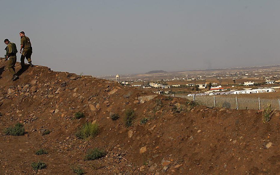 Israëlische militairen inspecteren de grens met Syrië. beeld EPA