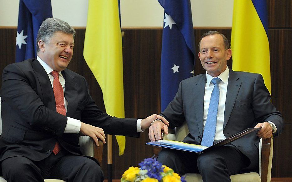 Porosjenko (l.) en Abbott. beeld AFP