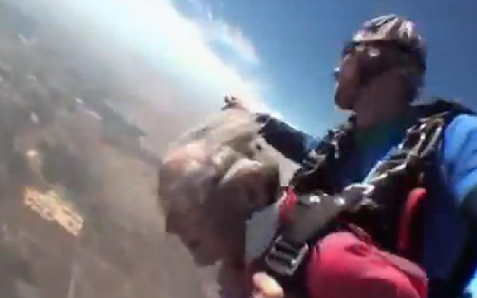 Parachutesprong van de 100-jarige Harwood. Beeld uit video