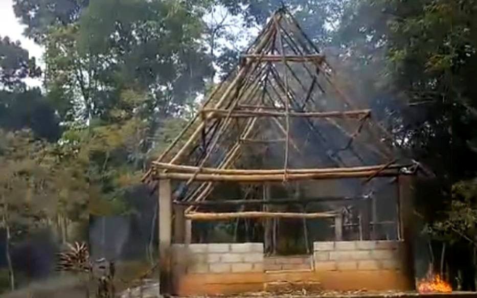 Het verbrande huiskerkje in de Mexicaanse deelstaat Oaxaca. beeld ED